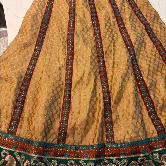 Elegant Gold and Green Embroidered Skirt - Picture 7 of 7